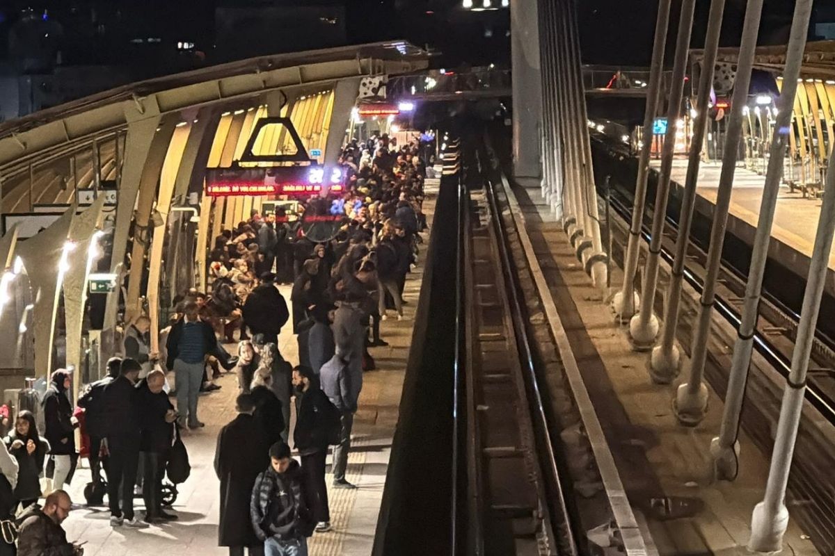 İstanbul'da metro seferlerinde teknik arıza nedeniyle aksama yaşandı