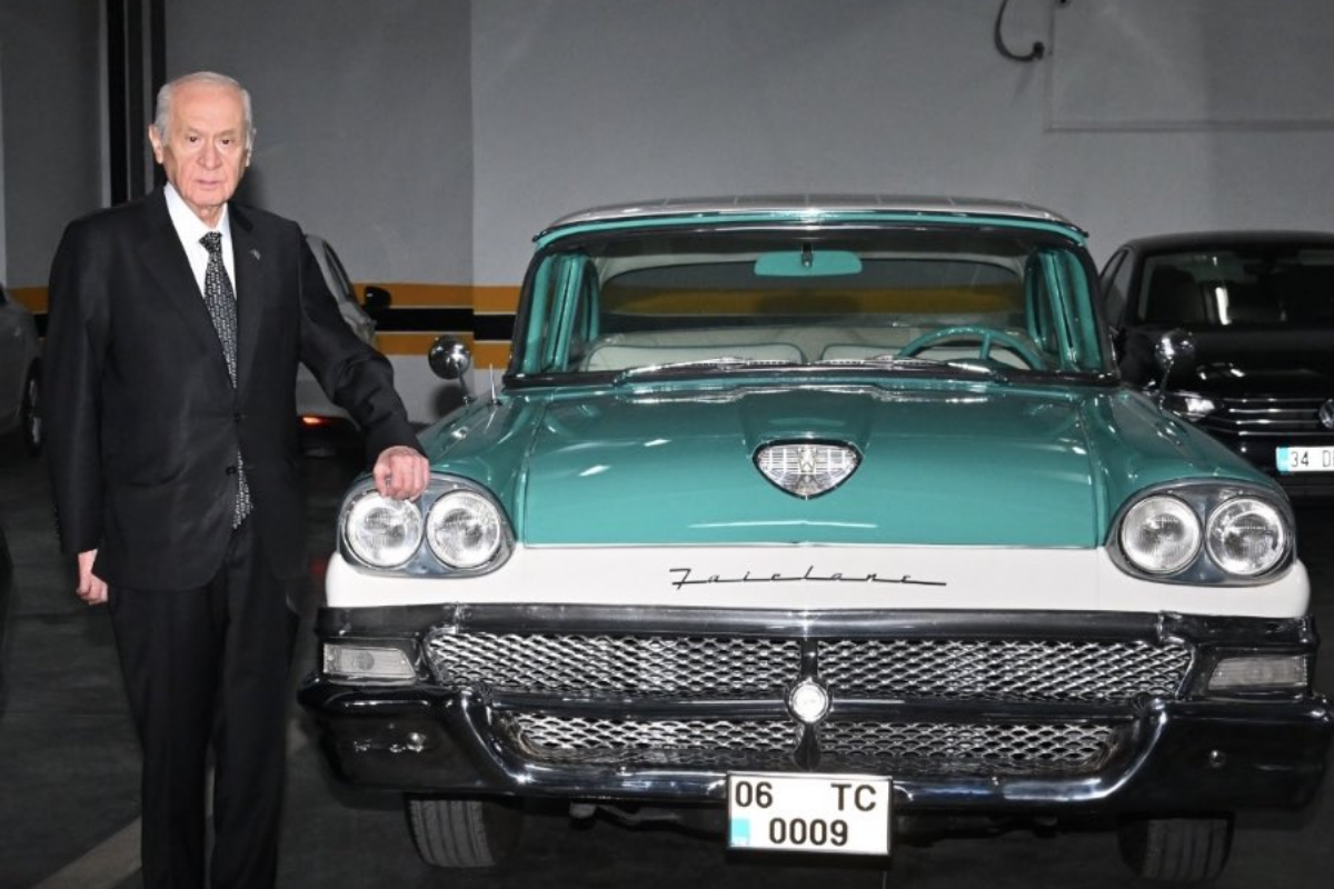 MHP lideri Devlet Bahçeli, koleksiyonundaki bir klasik otomobili daha hediye etti