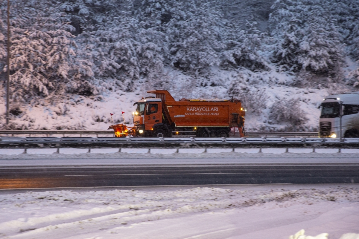 Anadolu Otoyolu ile D-100 Bolu Dağı geçişinde kar etkili oluyor
