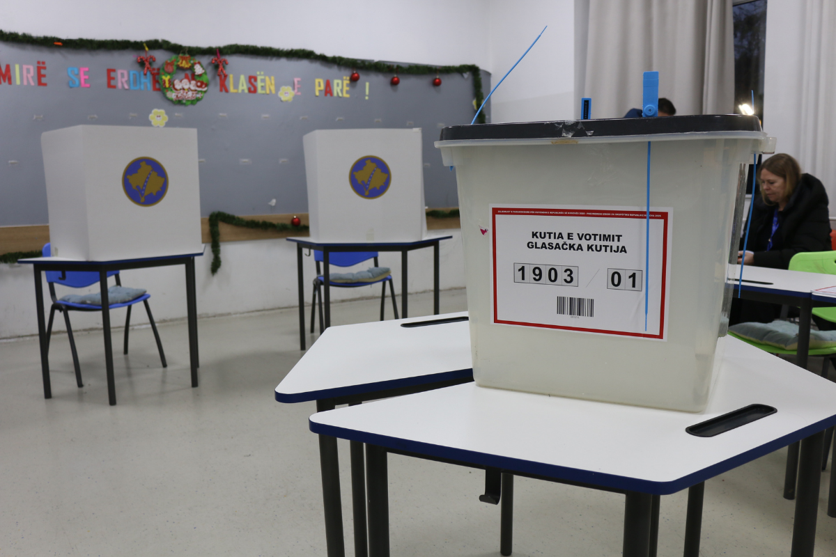 Kosova'da seçmenler erken seçim için sandık başına gitti