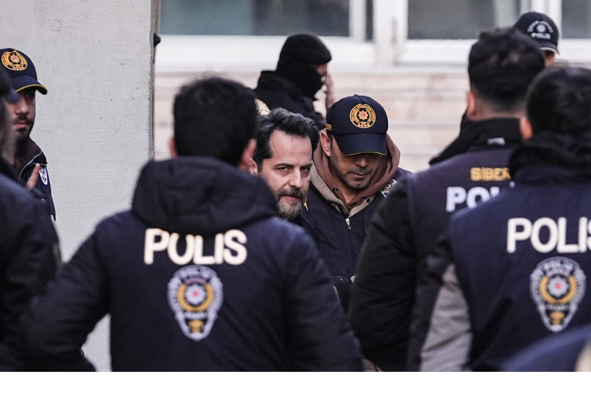 'Futbolda bahis' soruşturması kapsamında gözaltına alınan 26 zanlı adliyede; Erden Timur'dan ilk görüntü