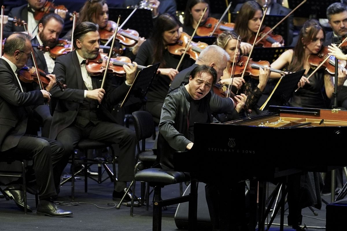 Fazıl Say, 'Mother Earth' ve 'Mozart ve Mevlana' eserlerinin Türkiye prömiyerini yaptı