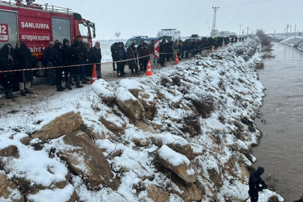 Şanlıurfa'da sulama kanalına düşen otomobildeki 4 kişi için kurtarma çalışması başlatıldı