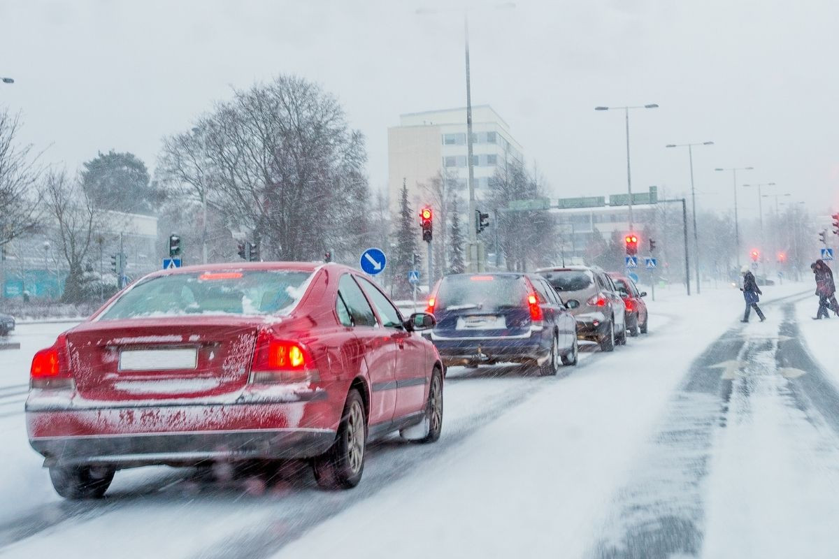 Ulaştırma ve Altyapı Bakanlığından sürücülere yoğun kar yağışı uyarısı, yakıt kontrolü yapın ve ekipmanlarınızı hazır bulundurun
