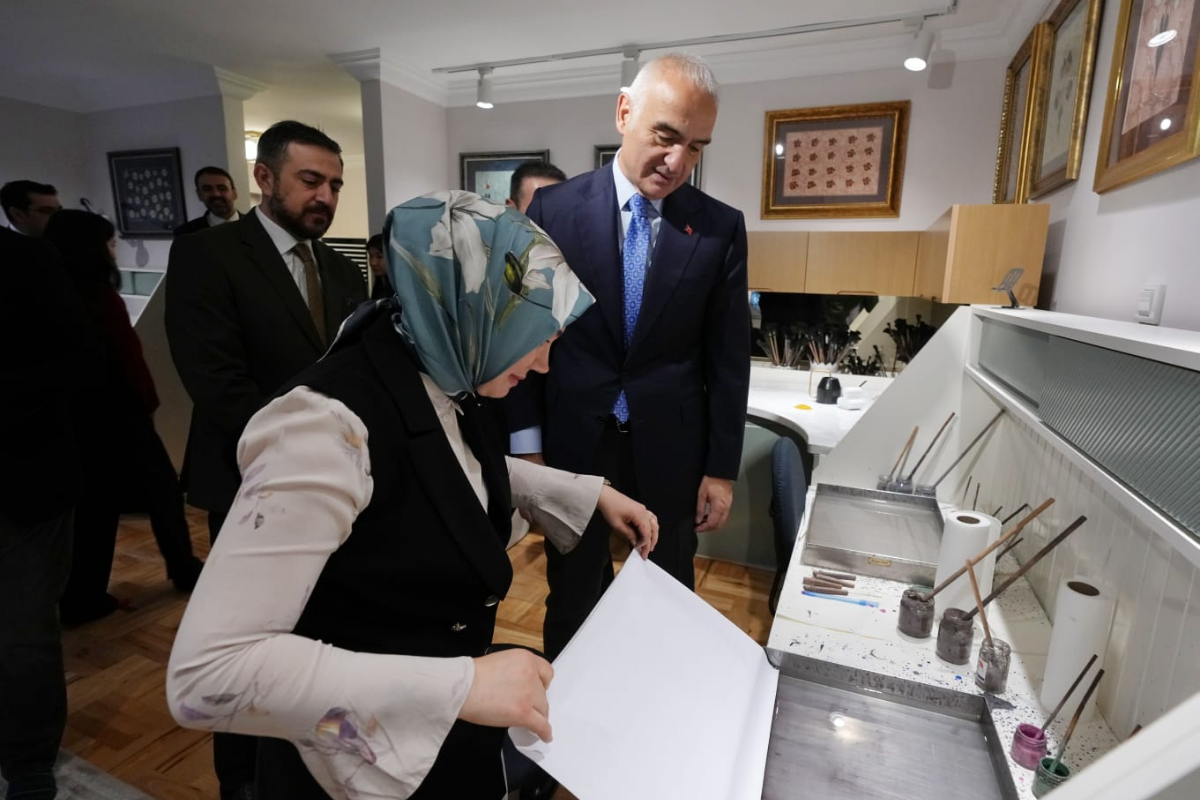 Kültür ve Turizm Bakanı Mehmet Nuri Ersoy, somut olmayan kültürel miras taşıyıcısı ebru sanatçısı Duygu Orak’ın sanat merkezini ziyaret etti