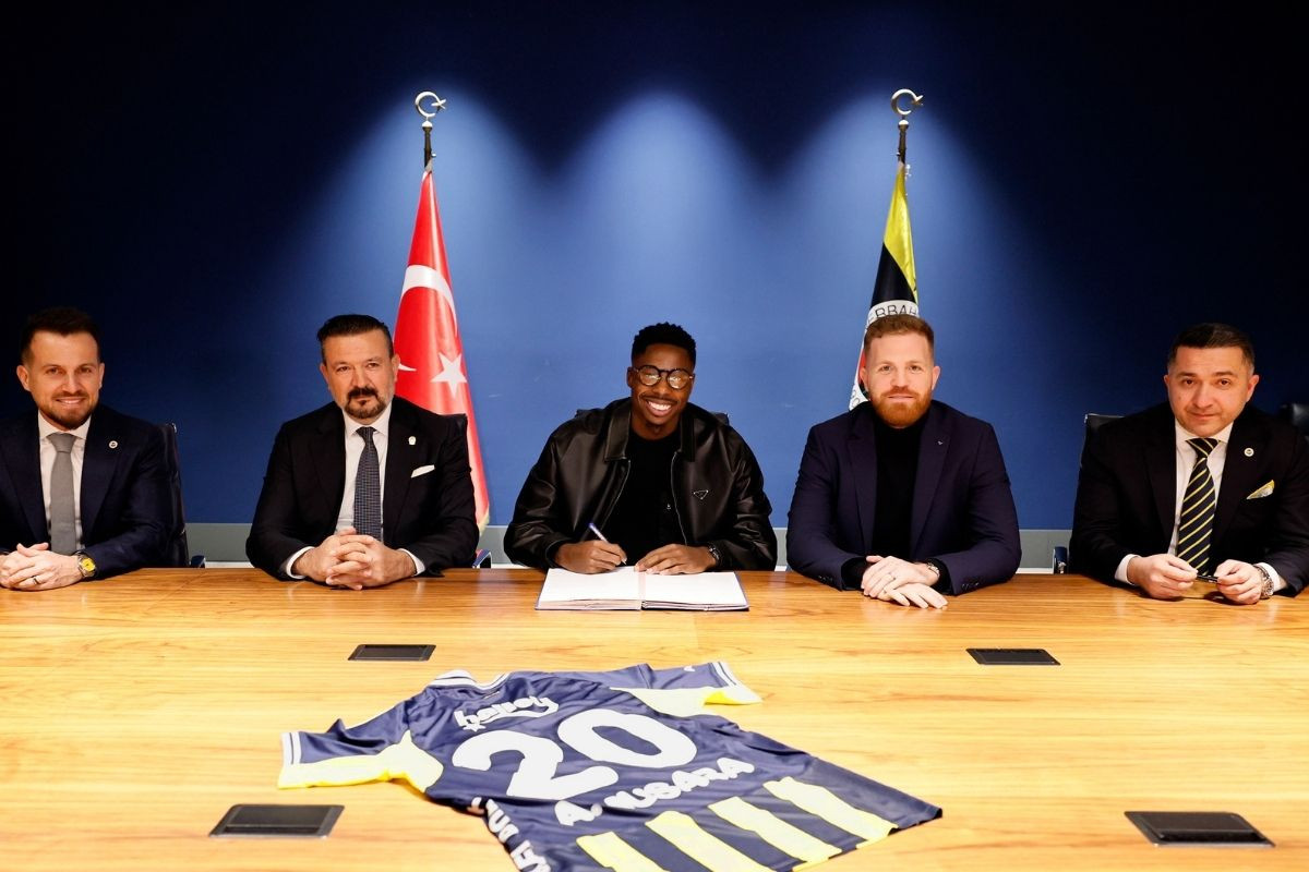 Fenerbahçe, Musaba ile 4,5 yıllık sözleşme imzaladı