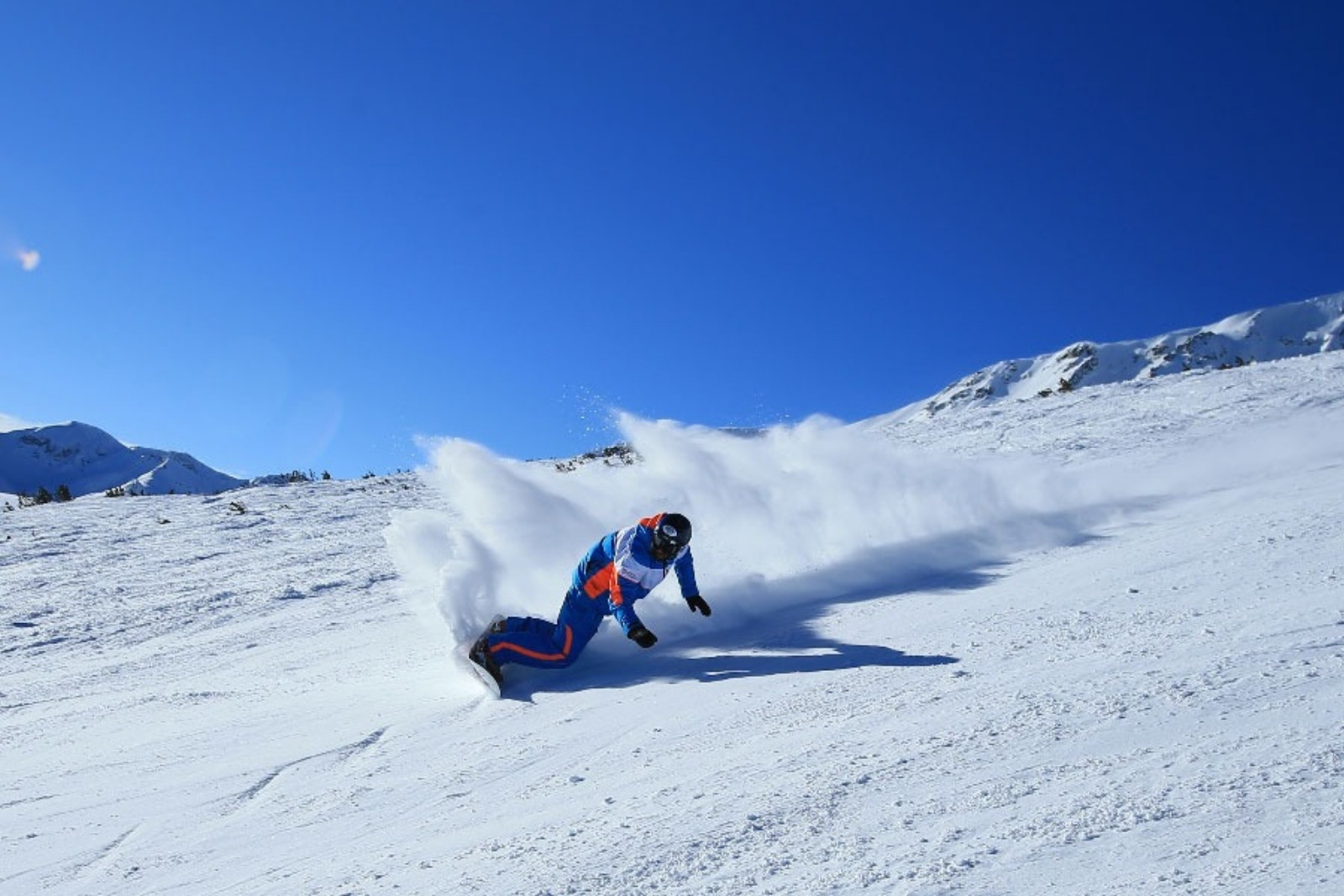 Beyaz örtü ile kaplanan kayak pistleri bir avuç kara hasret kaldı