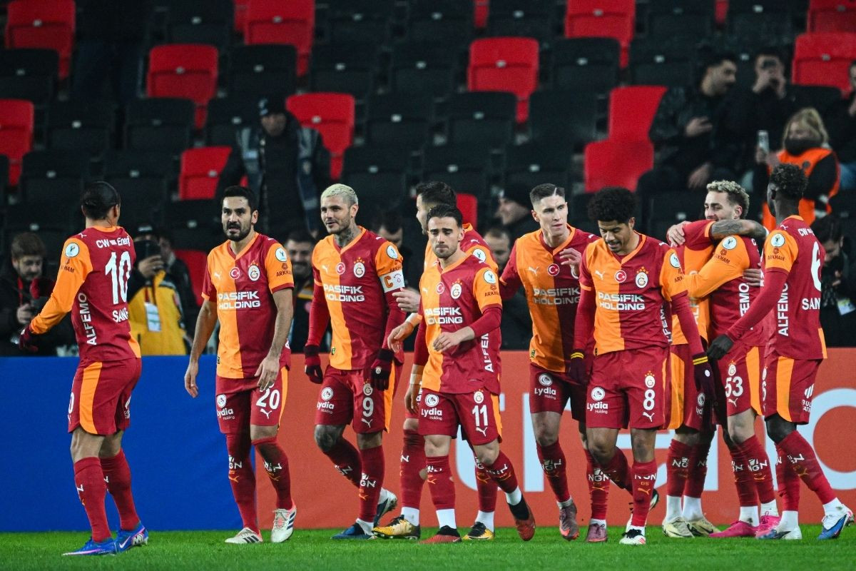 Galatasaray, Turkcell Süper Kupa yarı finalinde Trabzonspor'u farklı mağlup etti
