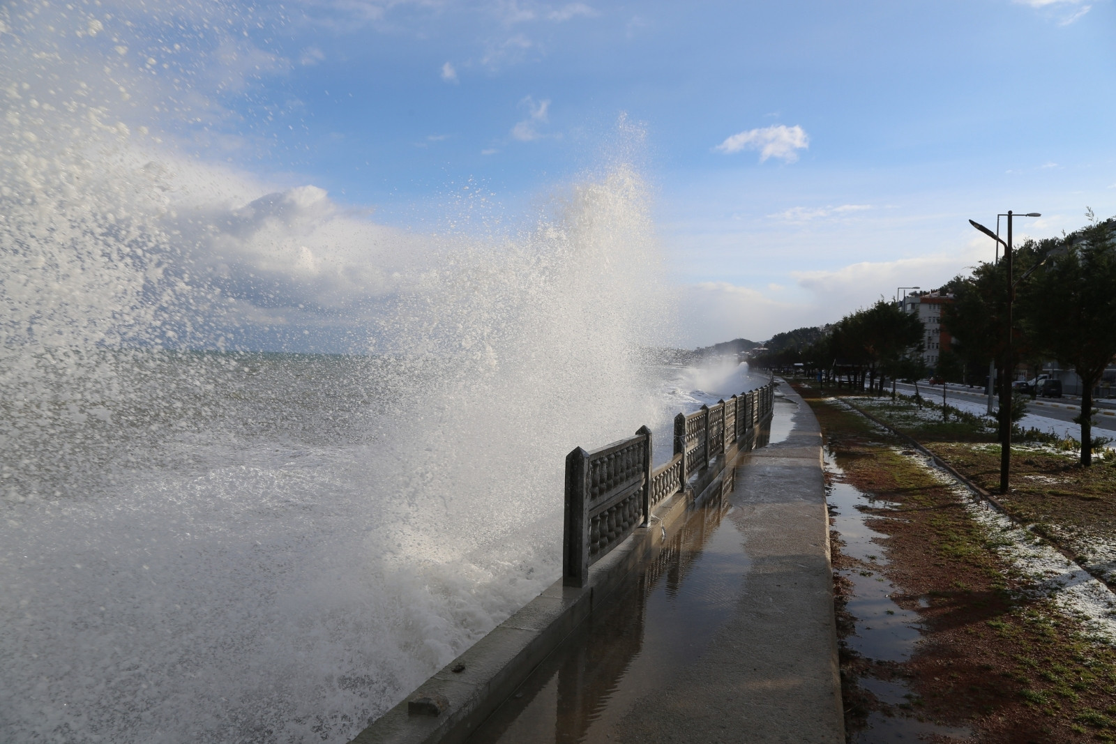 Karadeniz’in dalgaları sahil yolunu ve evleri tehdit ediyor