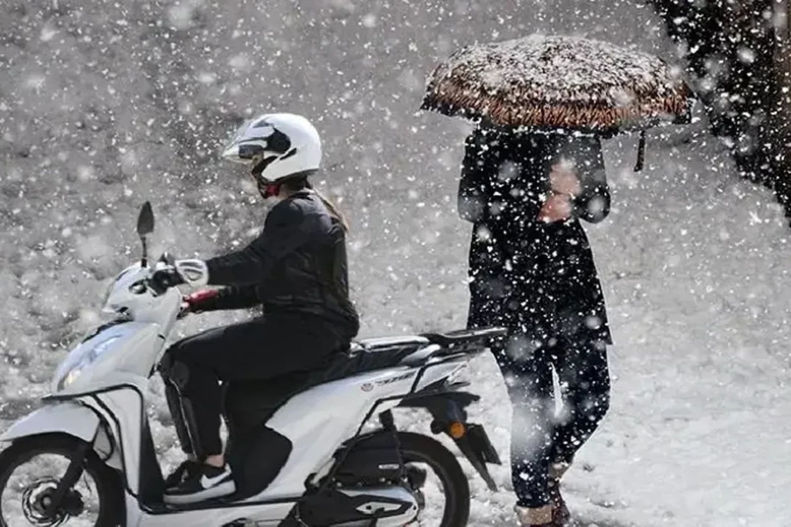 İstanbul'da kar yağı nedeniyle ağır vasıta ve kuryelere trafiğe çıkma yasağı geldi