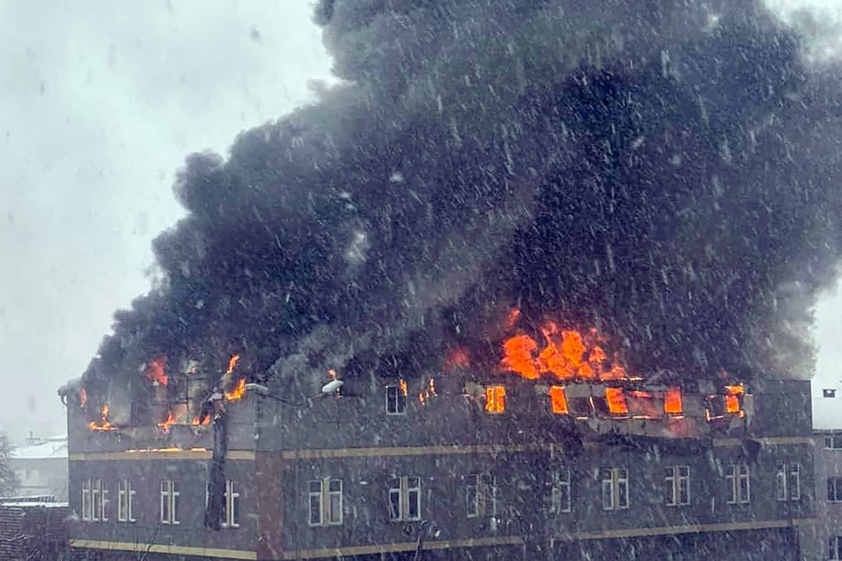 Tuzla'da fabrikada çıkan yangına itfaiye ekipleri müdahale ediyor