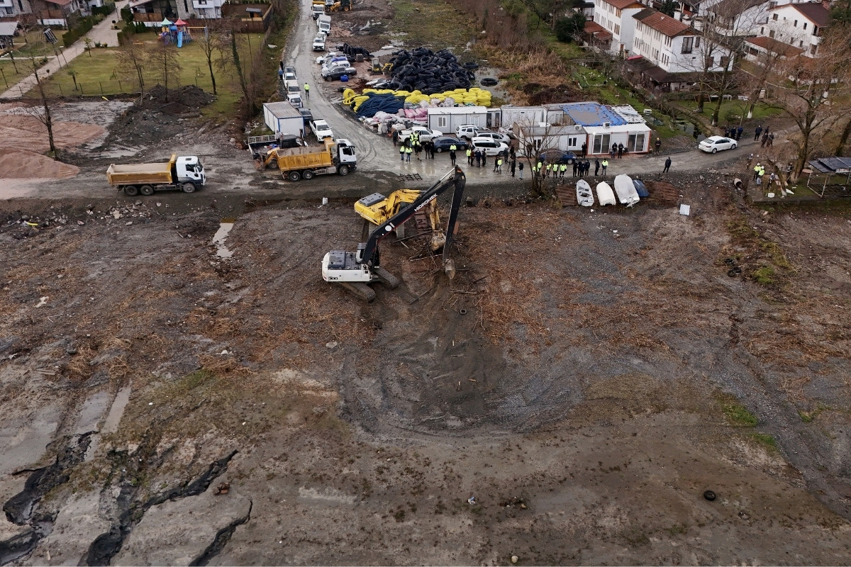 Sapanca Gölü kıyısındaki kaçak yapıların yıkımına başlandı