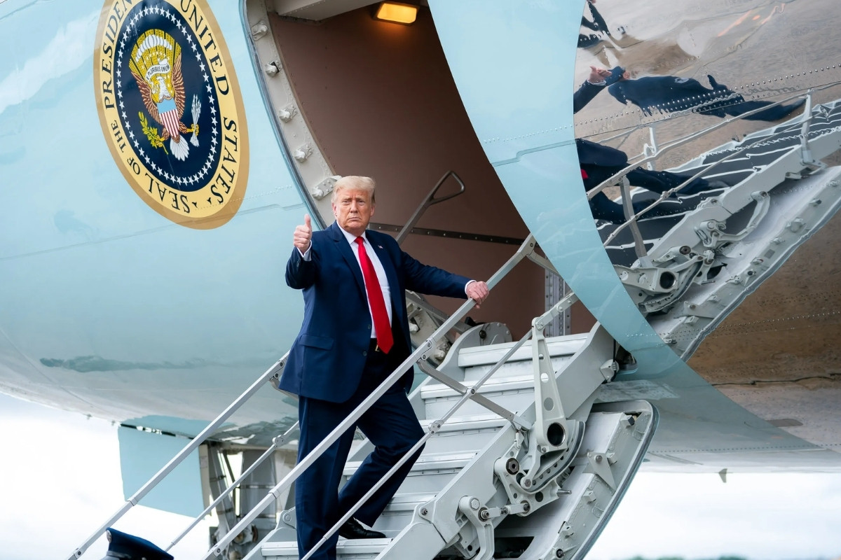 Trump'ın uçağı elektrik arızası nedeniyle havalandıktan kısa süre sonra Washington'a döndü