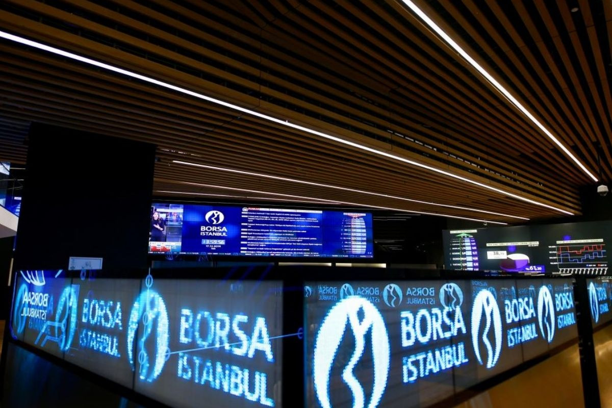 Merkez Bankası'nın faiz kararı sonrası bankacılık endeksi düştü ancak borsa günü rekor seviyeden tamamladı