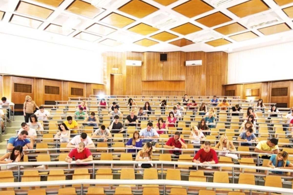 Üniversite diplomasının iş garantisi algısı çökerken yüz binlerce genç kayıt yaptırmaktan vazgeçiyor