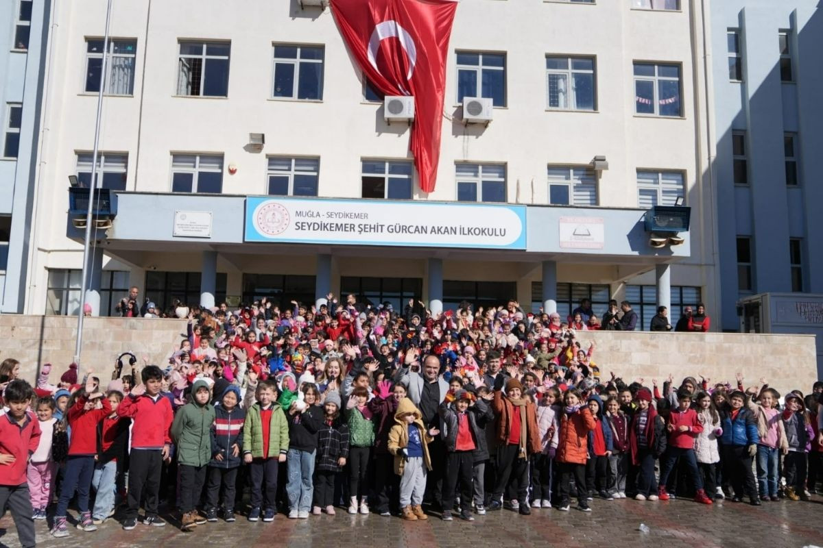 'Babam olsaydı benimle oynardı' diyen çocuğun çağrısına belediye başkanından bir kamyon dolusu karla yanıt