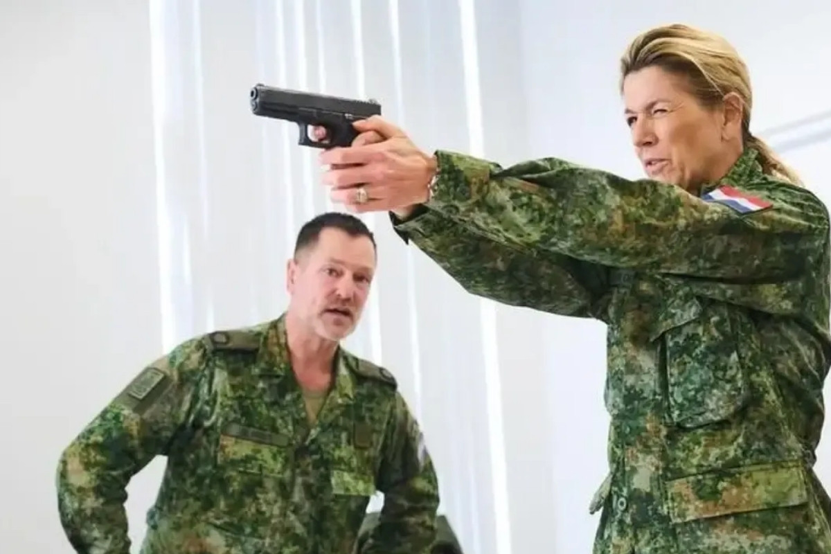 Hollanda Kraliçesi Maxima yedek subay olmak için askeri eğitime başladı