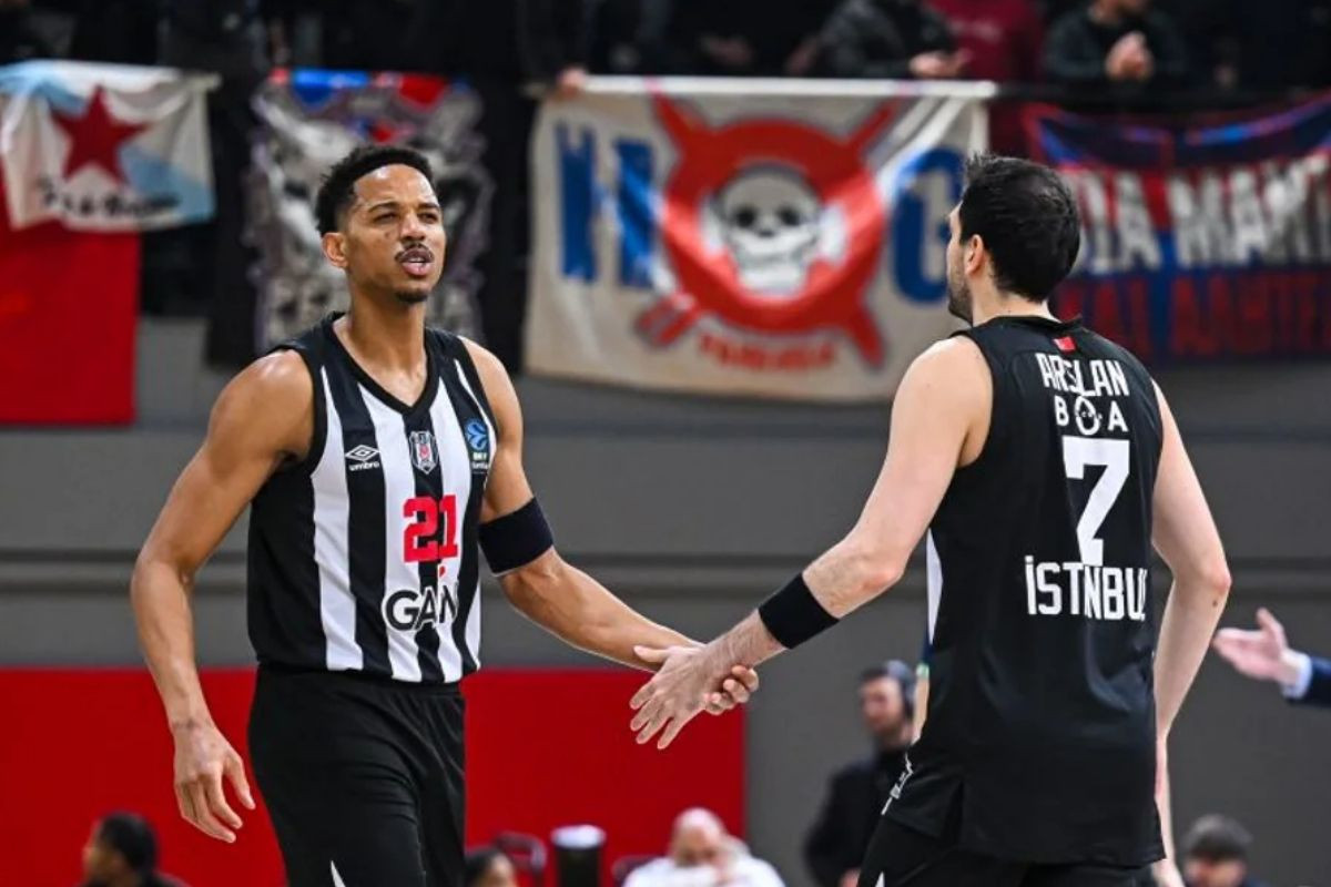 Yunan Panionios takım taraftarlarının skandal pankartına Beşiktaş'tan 40 sayı farkla yanıt