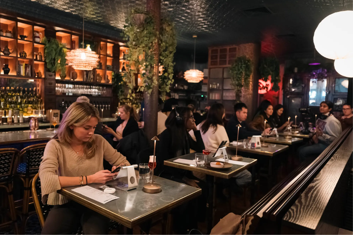 Dünyanın ilk yapay zekâ flört barı 14 Şubat Sevgililer Günü'ne özel olarak New York'ta açıldı