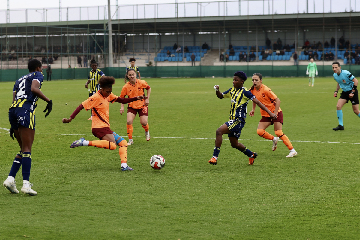 Trabzonspor ile Fenerbahçe'nin kadın futbol takımları 1-1 berabere kaldı