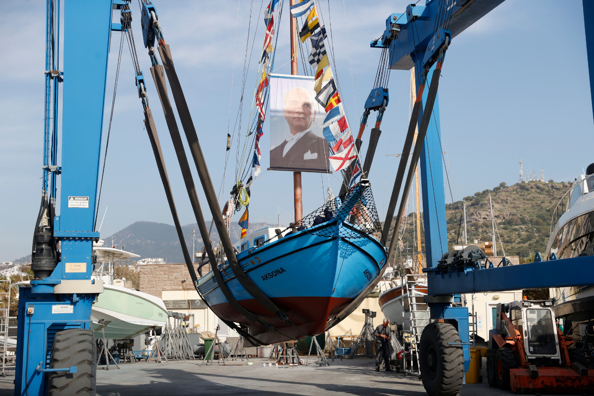 Son sünger avcısı 'Aksona Mehmet' 64 yıllık teknesini denize indirdi