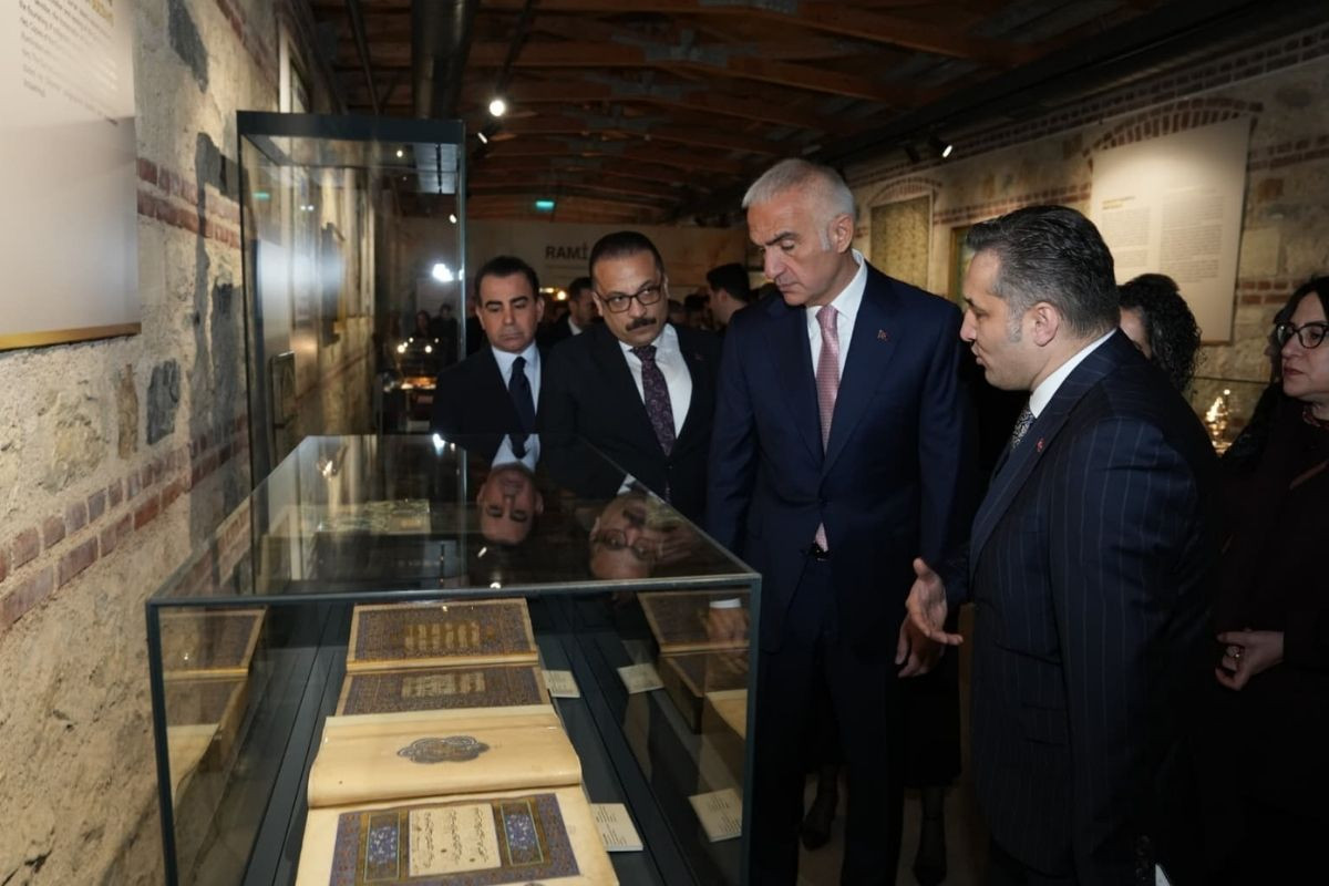 Bakan Ersoy, çalınan 2 İznik çinisinin Türkiye'ye iade edildiğini duyurdu