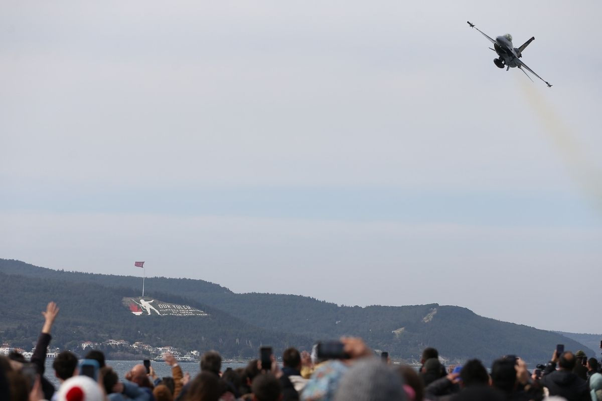 SOLOTÜRK Çanakkale'de gösteri uçuşu yaptı
