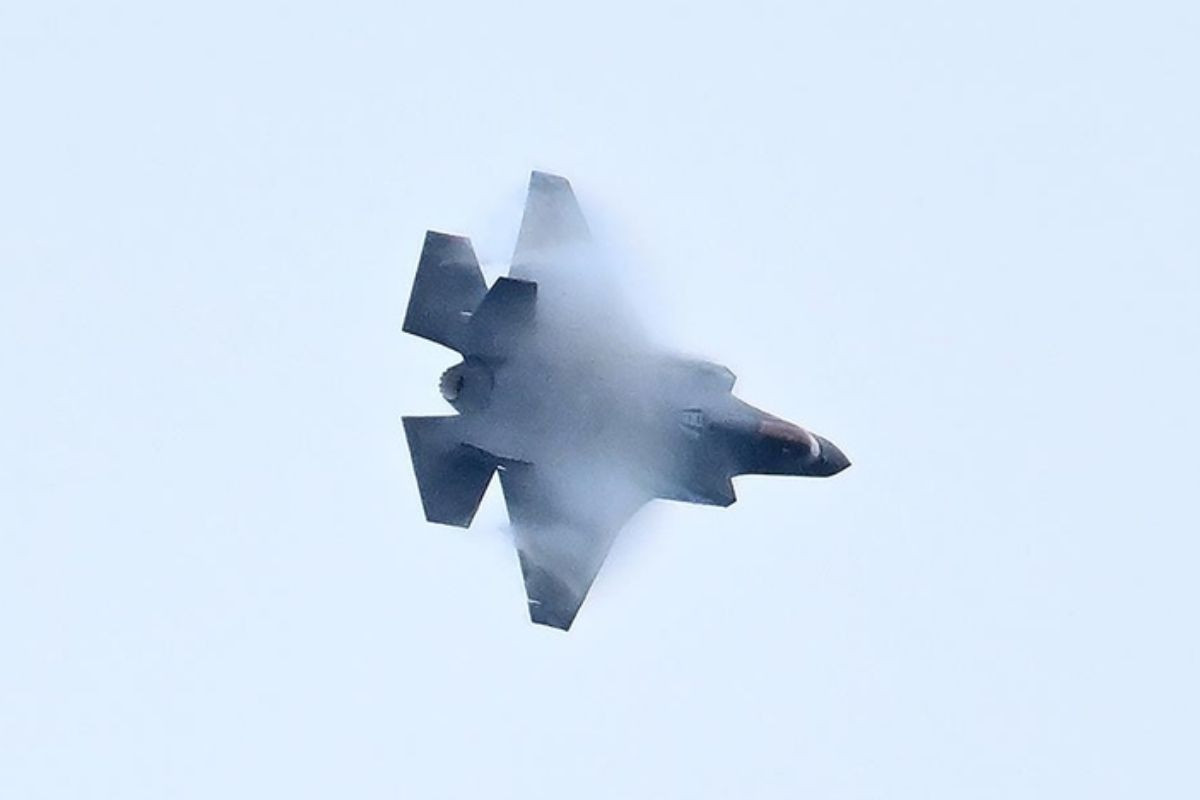 ABD'ye ait F-35 uçağı, İran semalarında hasar aldı ve acil olarak indi