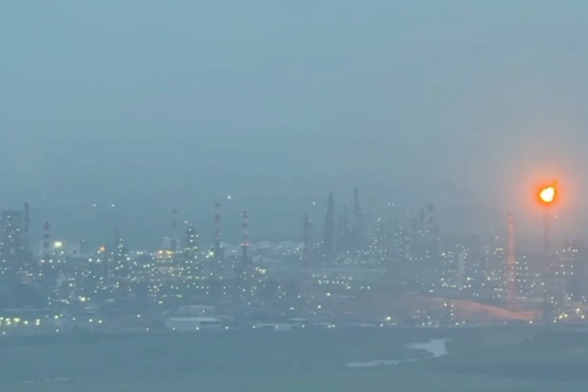 İran, İsrail'in Hayfa kentindeki petrol rafinerisini vurdu