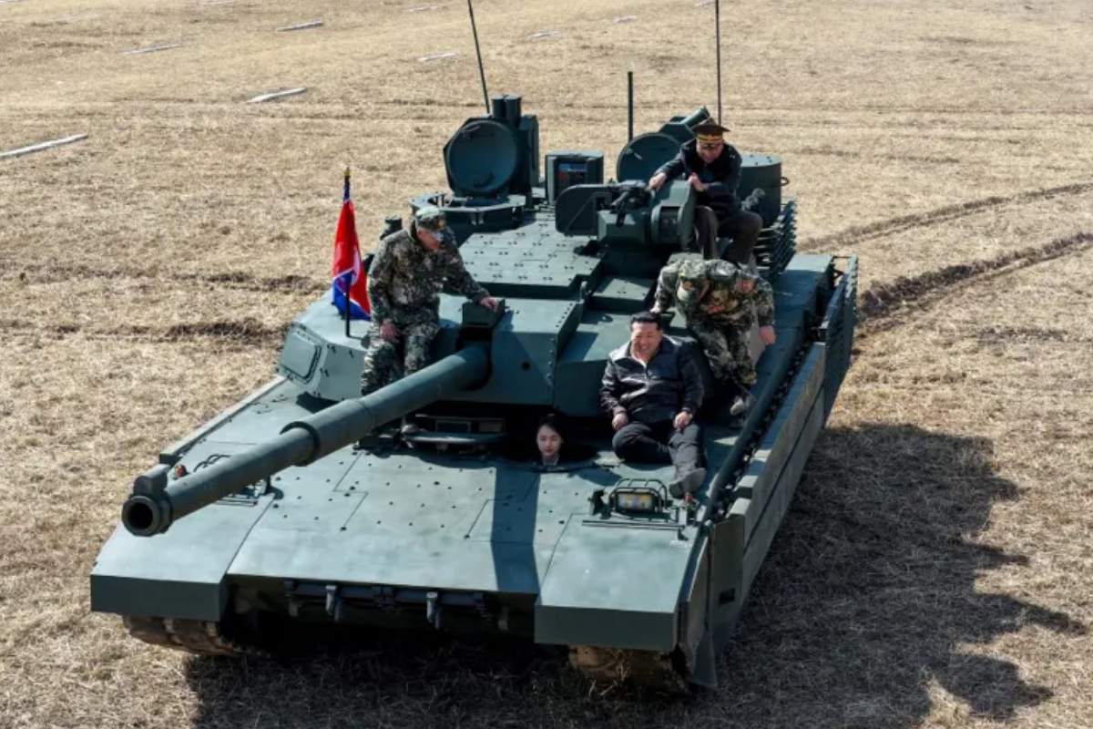 Kuzey Kore lideri Kim Jong-un'un kızı tank kullandı
