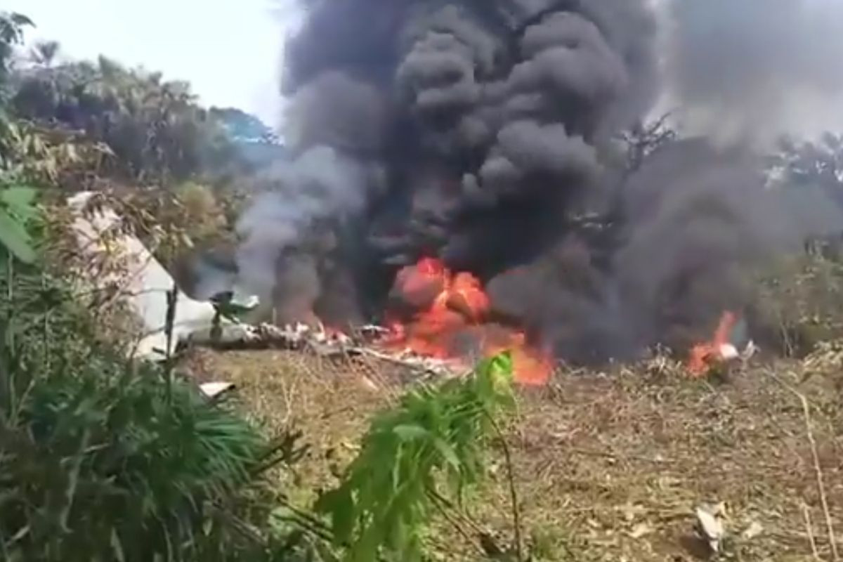 Kolombiya'da askeri personeli taşıyan nakliye uçağı düştü