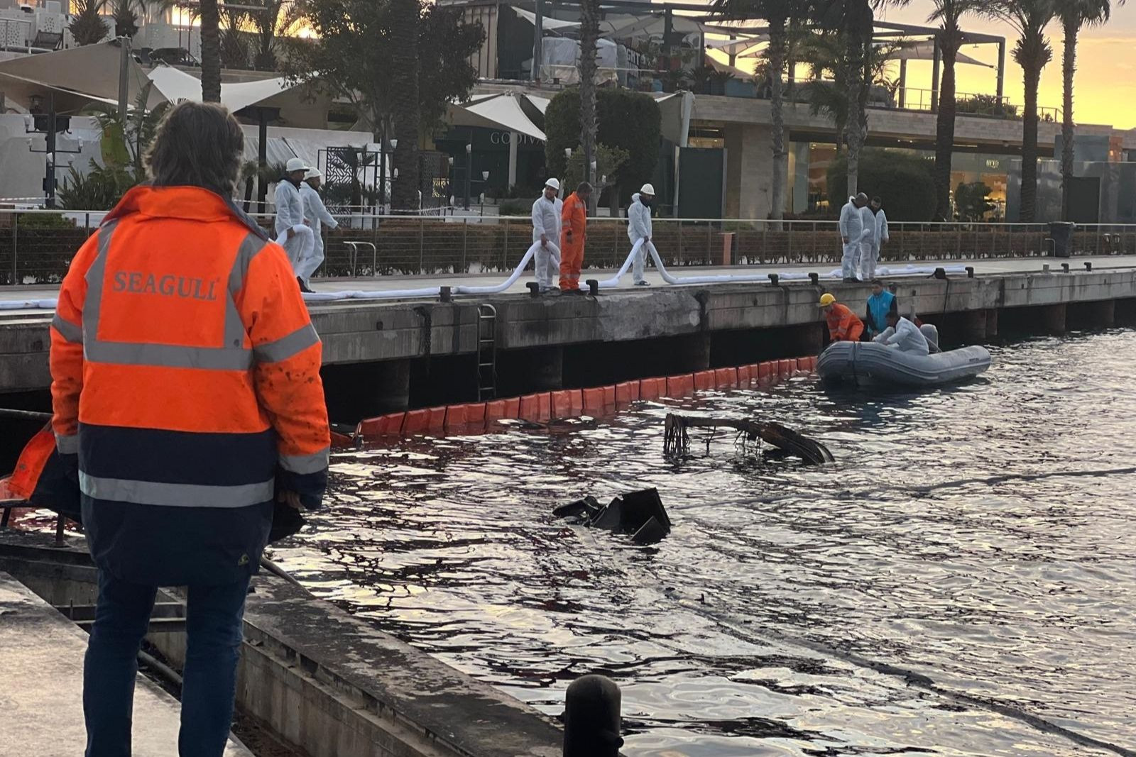 Yedi motoryatın yanarak battığı limanda temizlik çalışması başlatıldı