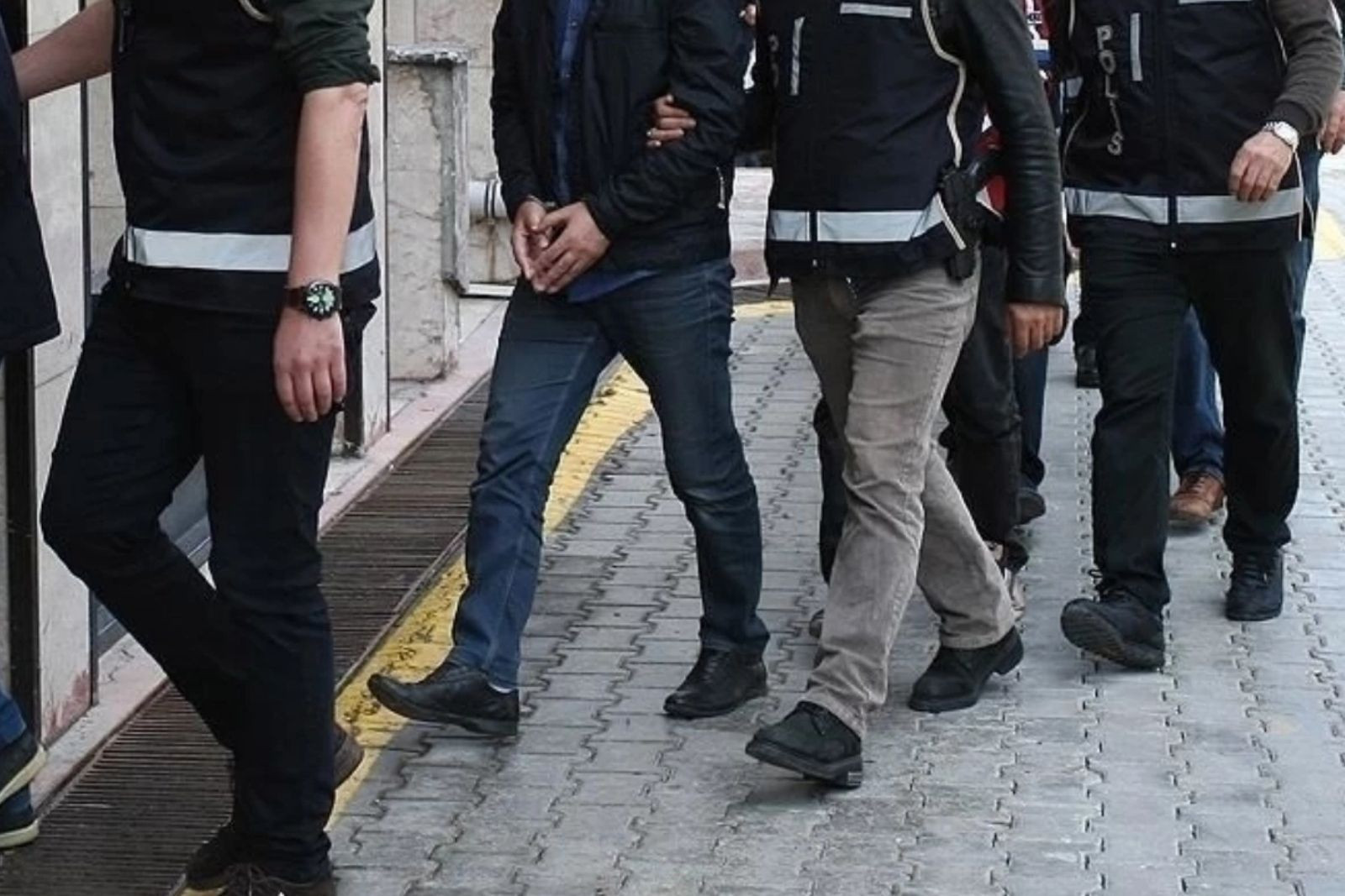 İstanbul merkezli izinsiz sermaye piyasası faaliyeti operasyonunda 5 zanlıya gözaltı