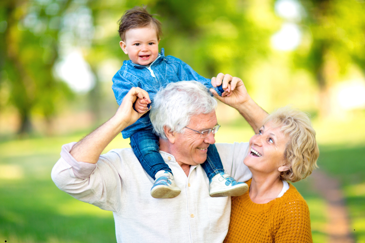 İngiltere'de torunlarına bakan büyükanneler ve büyükbabalar emekli maaşlarının üzerine ek gelir elde edebilecek