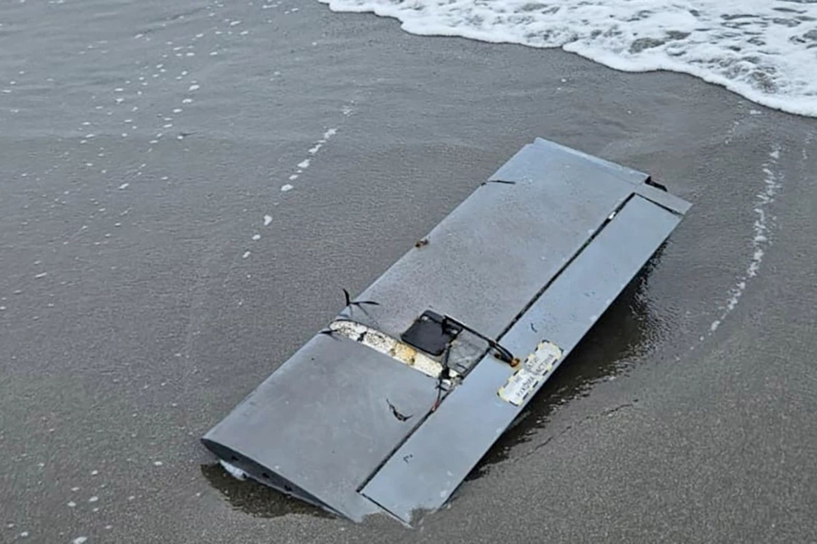 Sakarya'da deniz kıyısında İHA parçaları bulundu