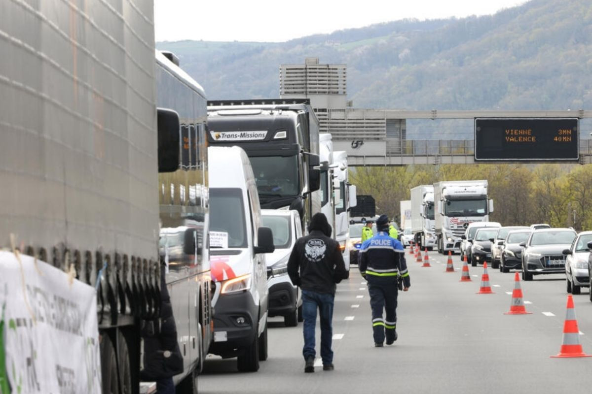 Fransa’da kamyon şoförleri, artan akaryakıt fiyatlarını protesto etti