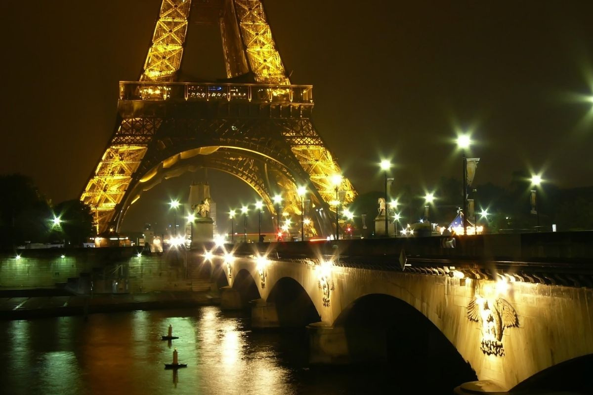 Eyfel Kulesi'nin ışıkları 'Dünya Saati' etkinliğinde kapatıldı