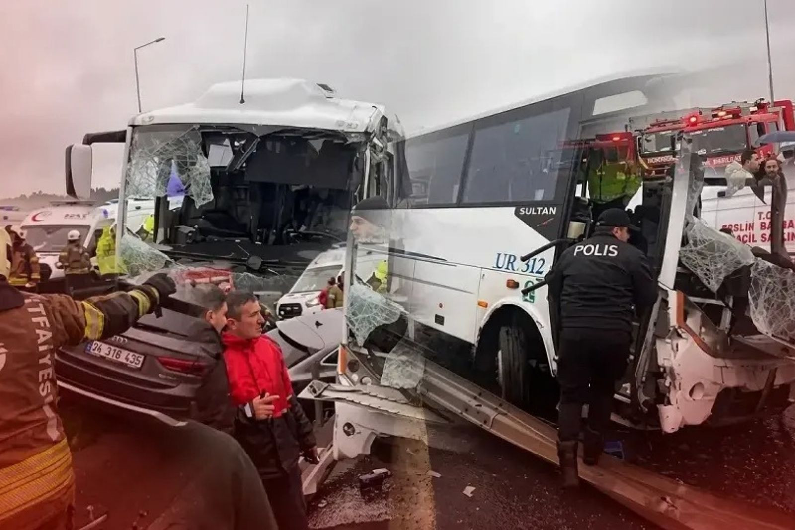 İstanbul'da polisleri taşıyan servis devrildi