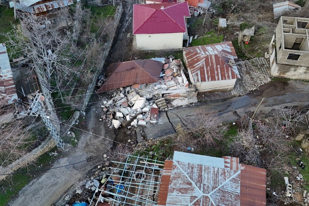 Mersin'deki heyelanda ilk incelemelere göre 65 ev zarar gördü