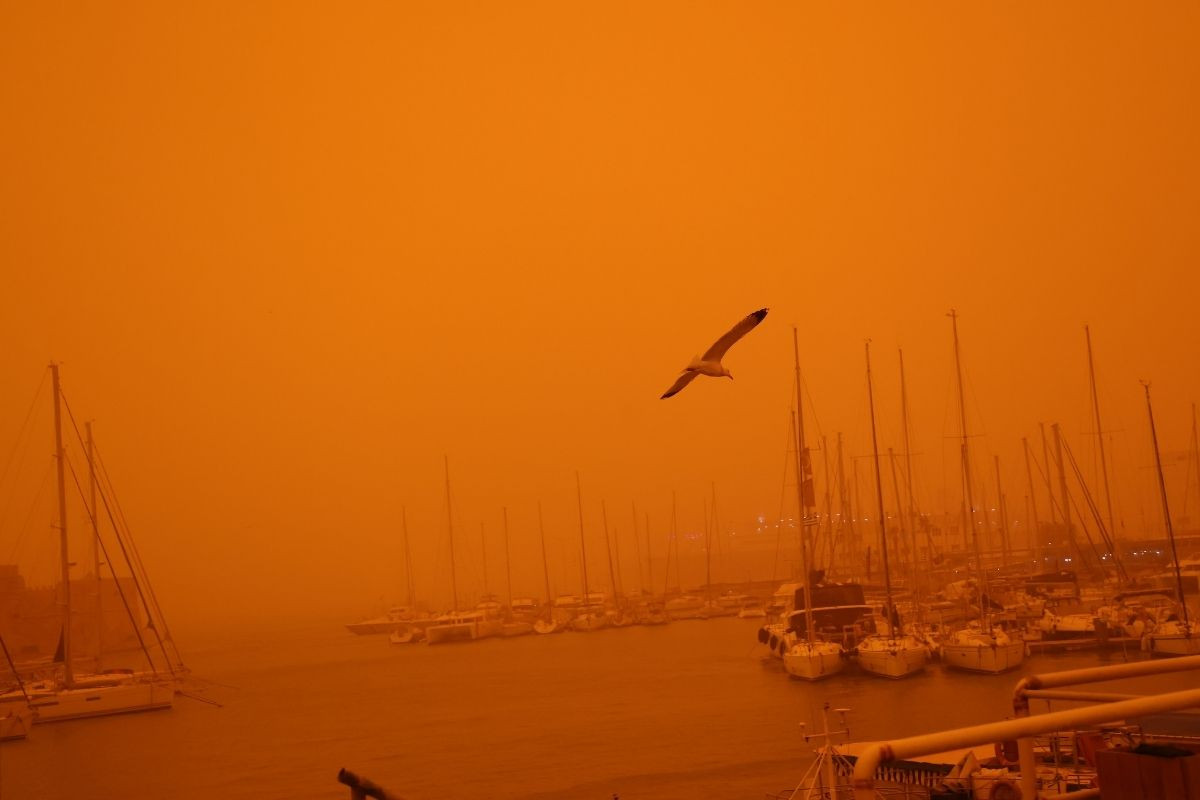 Girit Adası, çöl tozu nedeniyle kırmızıya büründü