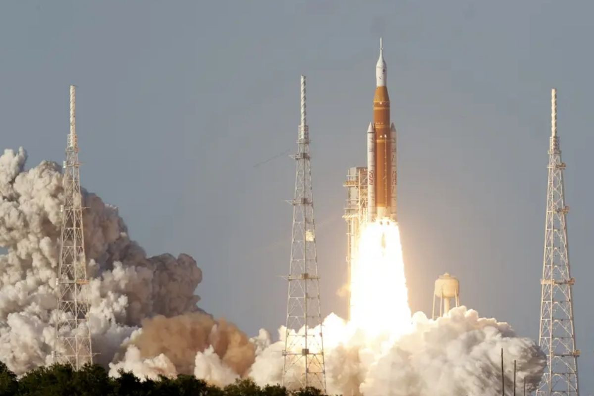 NASA'nın Ay'a dönüş görevi Artemis II, tarihi yolculuğuna başladı 