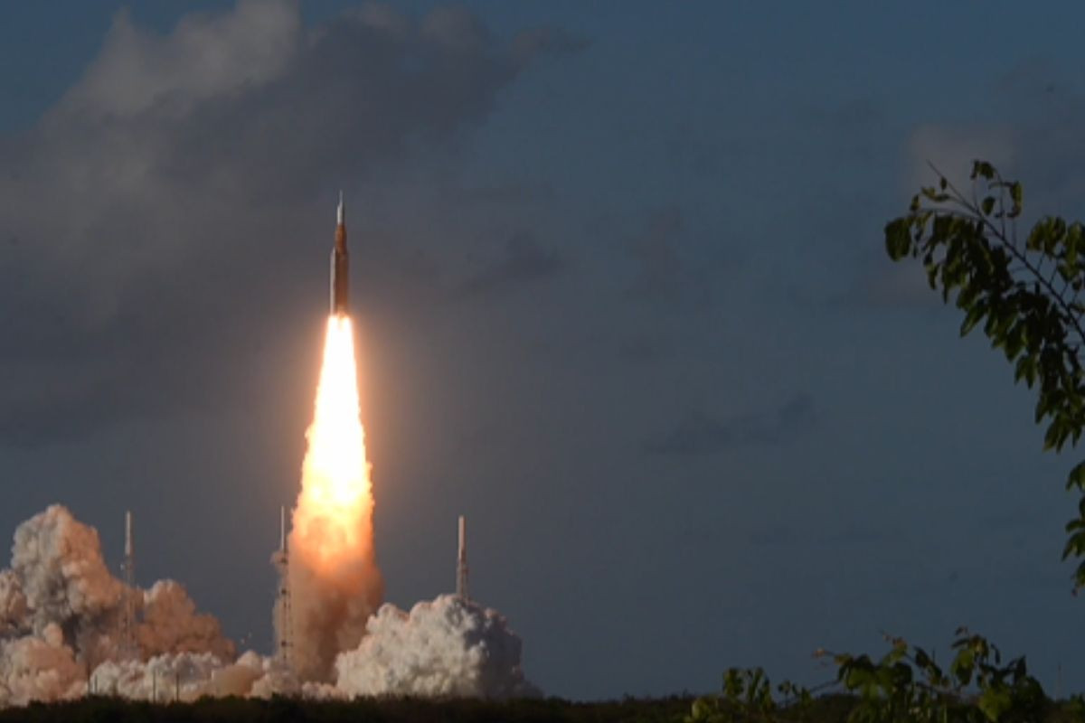 NASA, 50 yıl sonra Ay'a insan taşıyacak Artemis II roketini fırlattı