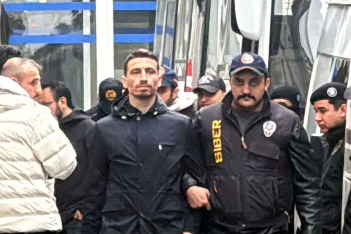 Sadettin Saran, Ali Koç ve Todesco'nun aralarında bulunduğu Fenerbahçeliler Mert Hakan Yandaş'a destek için adliyeye geldi