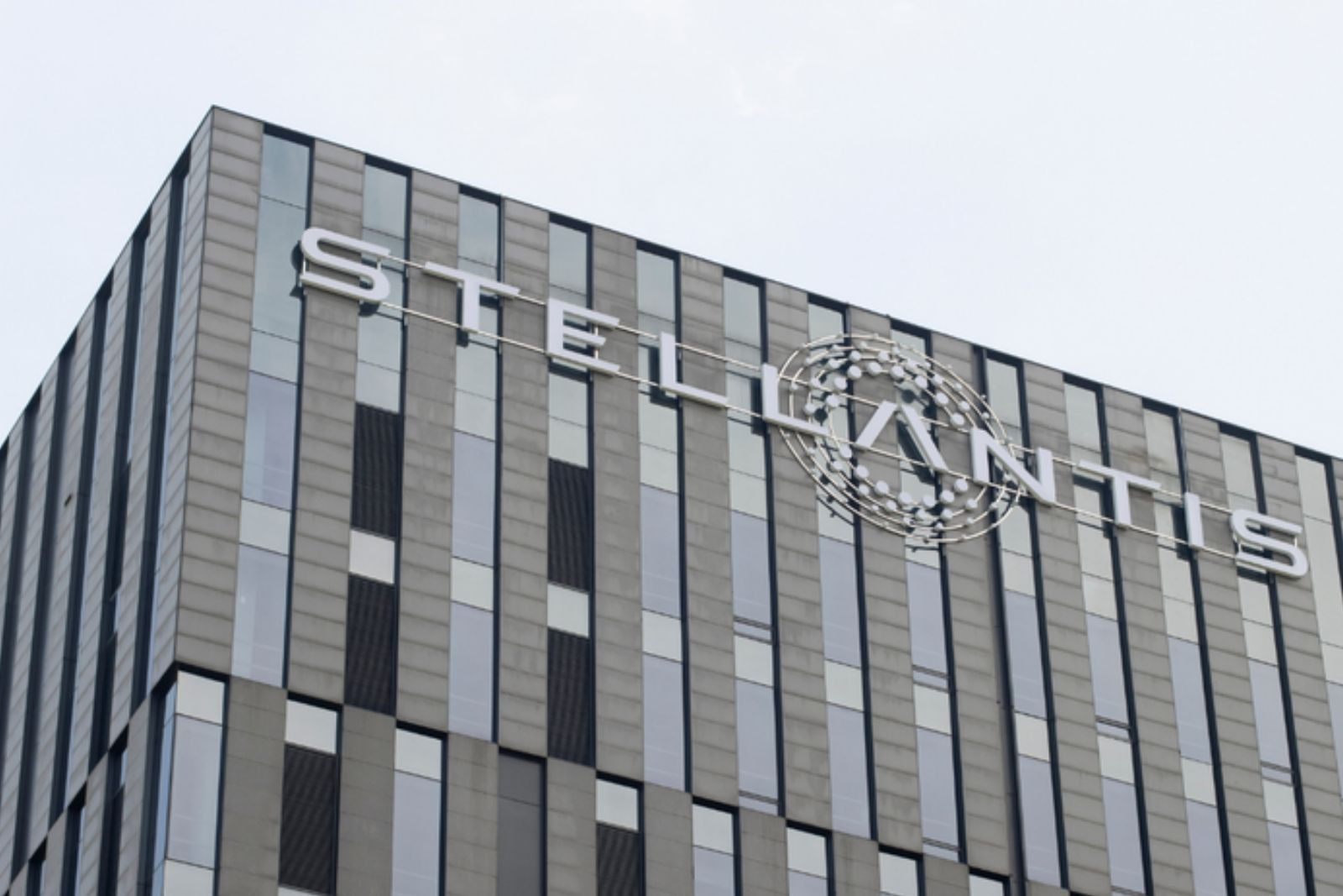 Stellantis 700 bin aracı yangın riskiyle geri çağırdı