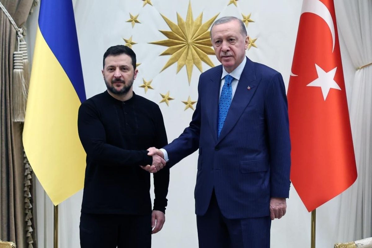 Dün, Rusya lideri Putin'le telefon görüşmesi yapan Cumhurbaşkanı Erdoğan,bugün sürpriz ziyaretle Türkiye'ye gelen Ukrayna lideri Zelenskiy'i ağırlıyor