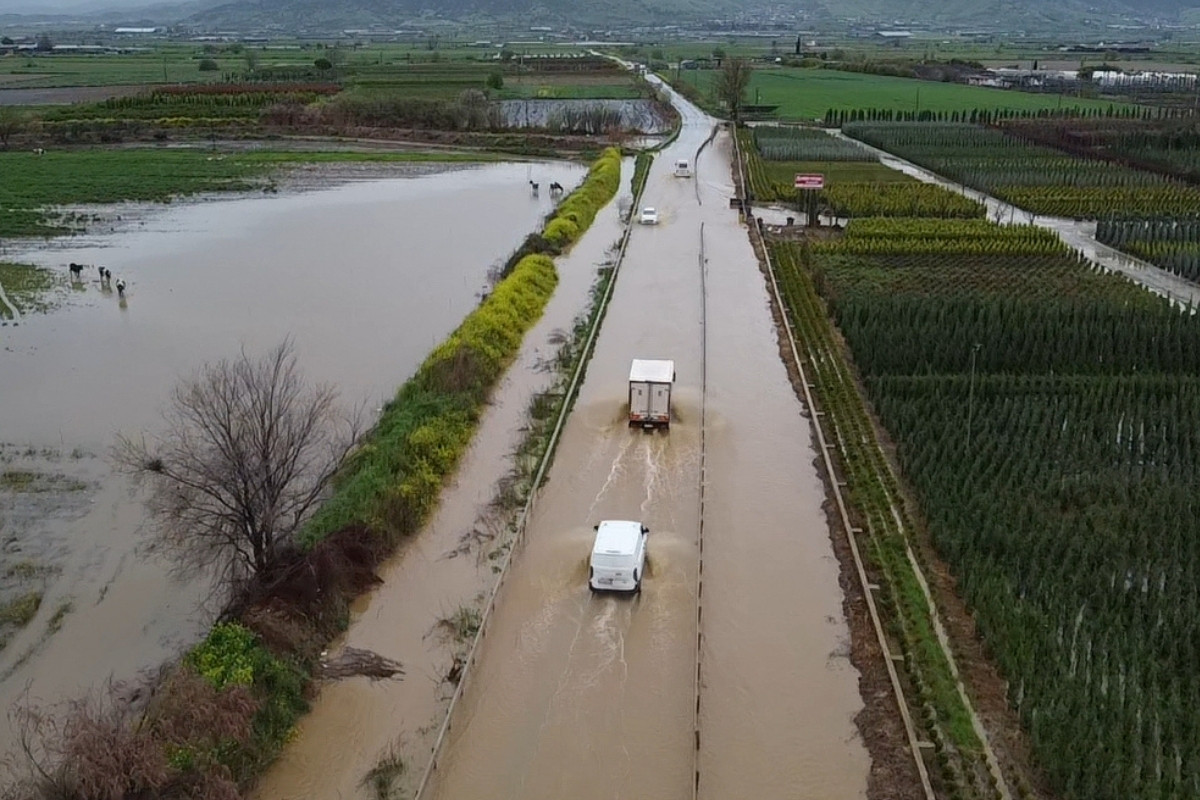 İzmir'de sağanak nedeniyle tarım arazileri ve kara yolu su altında kaldı