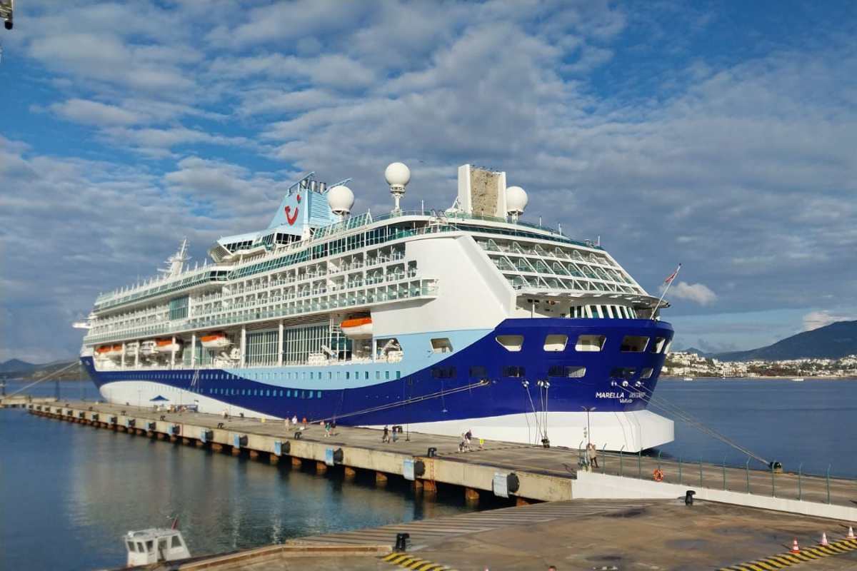 Malta bayraklı 264 metre boyundaki Marella Discovery çoğunluğu İngiliz 1917 yolcusuyla bugün Bodrum'a geldi
