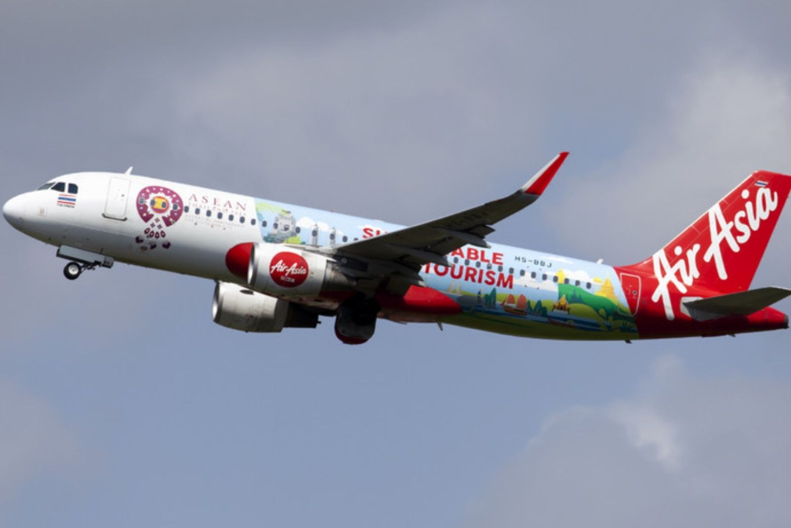 Malezyalı havayolu şirketi AirAsia yakıt krizi nedeniyle uçuşlarını yüzde 10 azalttı