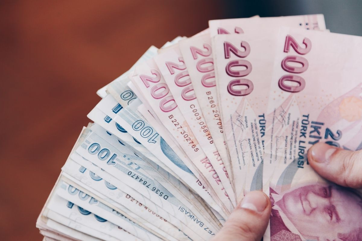 Türk lirasının reel değeri mart ayında artış göstererek 104,61 seviyesine yükseldi
