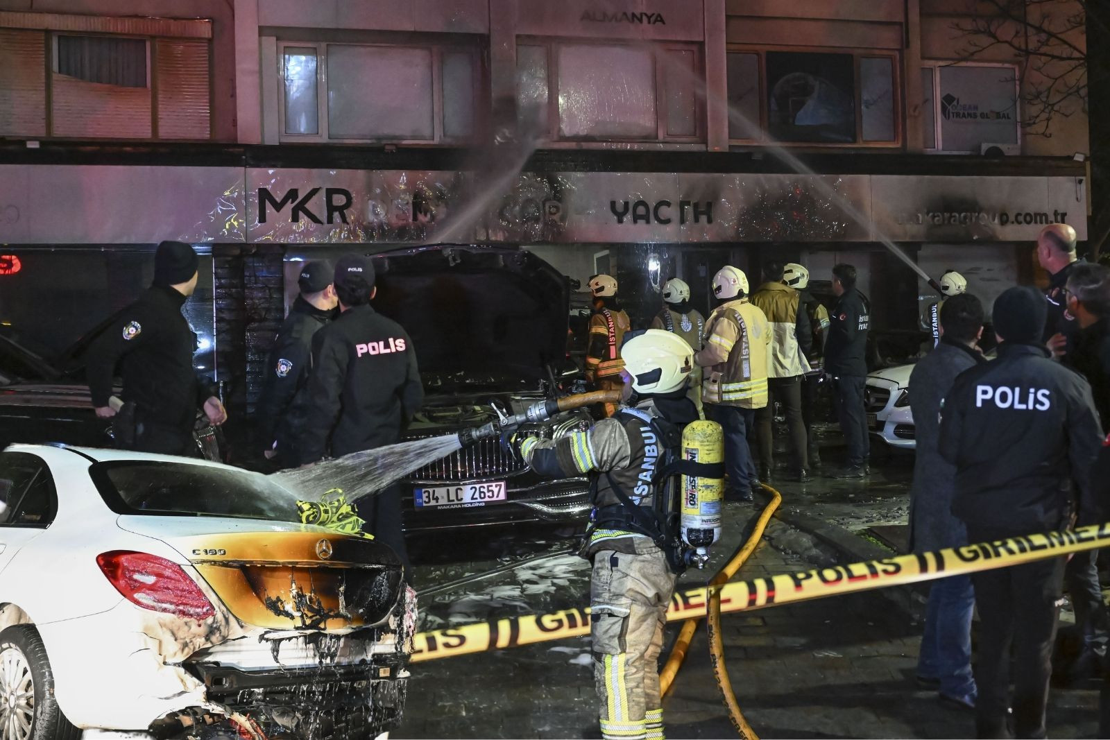 Beşiktaş'ta araç kiralama şirketinde otomobilde çıkan yangı 14 otomobile daha sıçradı